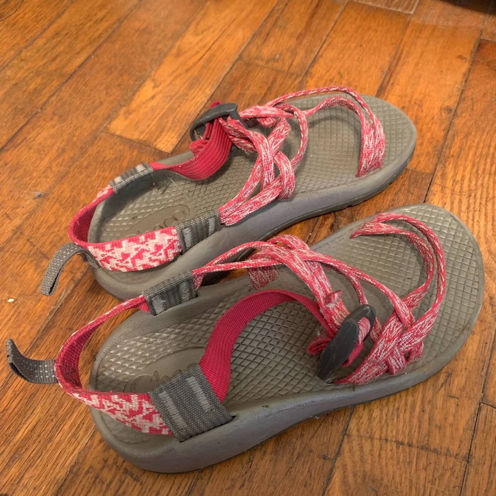 Women’s pink chacos